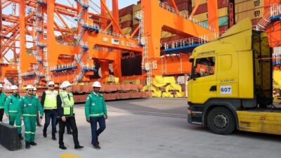 Mersin Valisi Atilla Toros, Mersin Uluslararası Limanı’nda incelemelerde bulundu. Mersin