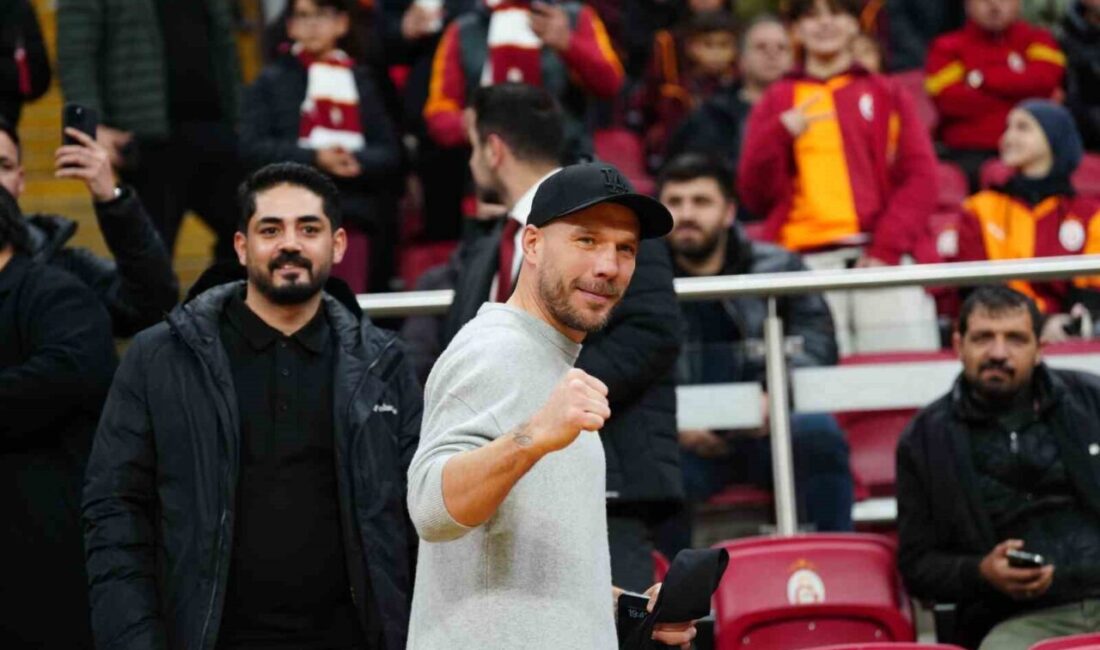 Galatasaray’ın eski futbolcuları Milan Baros ve Lukas Podolski, sarı-kırmızılıların Kasımpaşa