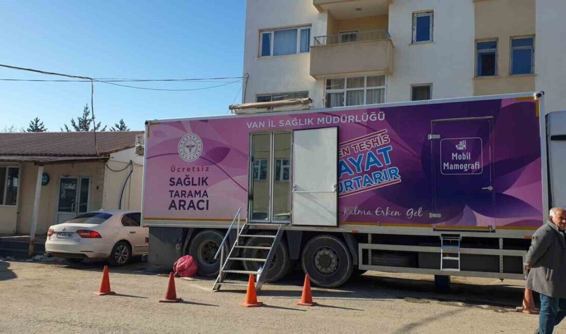 Van’ın Başkale ilçesinde ücretsiz kanser taraması yapan mobil mamografi aracı
