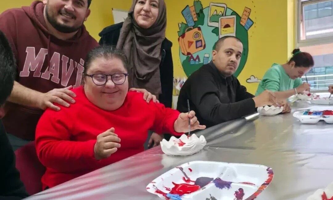 Muğla Uluslararası Gençlik Merkezi tarafından düzenlenen seramik boyama atölyesinde engelli