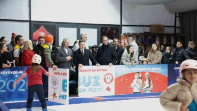 Muğla Büyükşehir Belediyesi Menteşe ilçesi Kent Meydanı’na yılbaşında vatandaşların keyifli