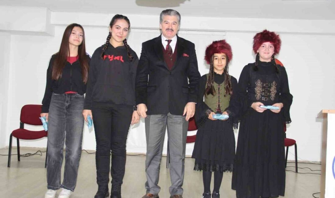 Eskişehir’de bulunan Murat Atılgan Ortaokulu’nda ’Dünya Türk Dili Ailesi Günü’
