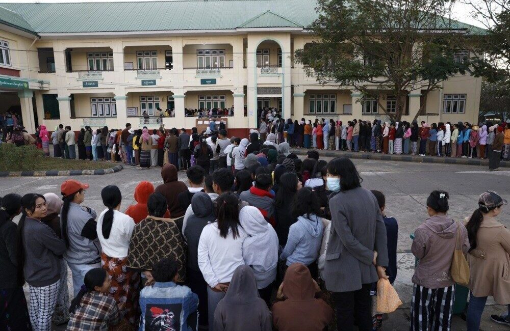 Myanmar’da halk 2021’de gerçekleştirilen askeri darbenin ardından düzenlenen ilk genel