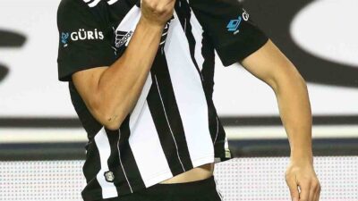 Beşiktaşlı futbolcu Necip Uysal, sezon sonuna kadar antrenmanlara devam edeceğini