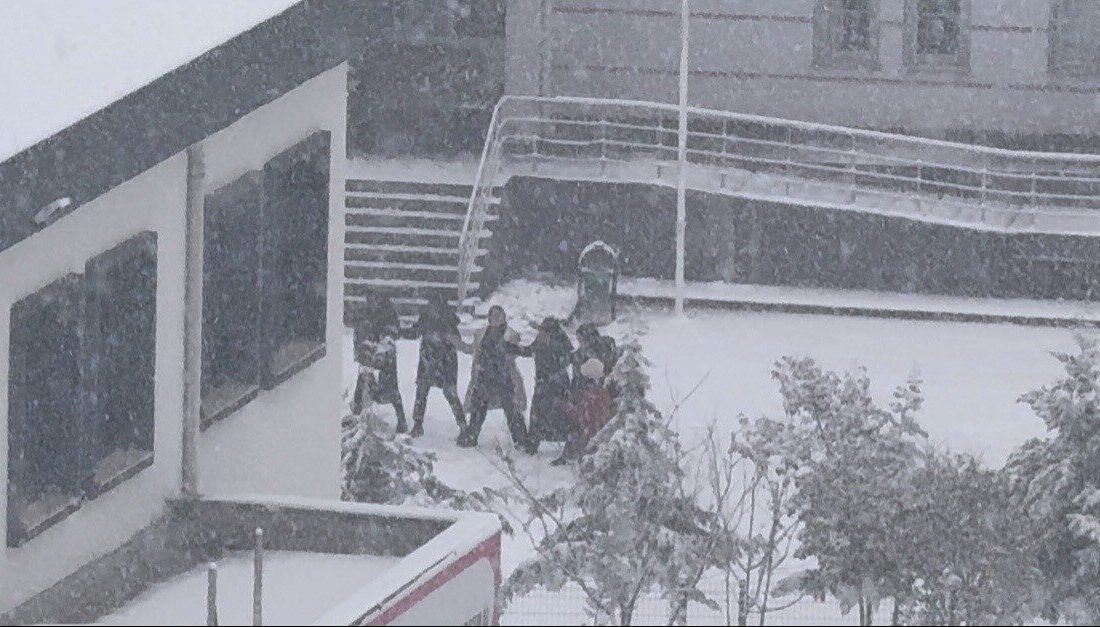 Diyarbakır’ın Kayapınar ilçesindeki bir okulda öğrenciler, kar yağışını hoparlörden çalınan