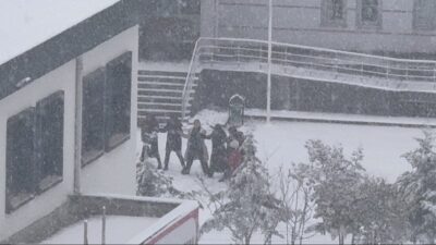 Diyarbakır’ın Kayapınar ilçesindeki bir okulda öğrenciler, kar yağışını hoparlörden çalınan