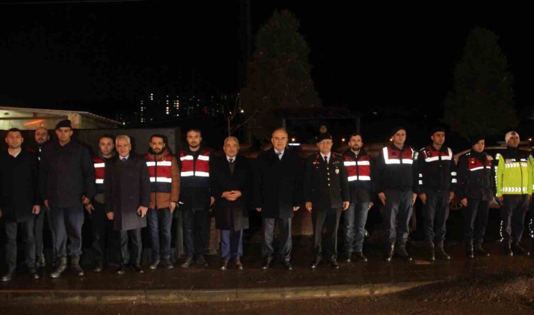 Ordu protokolü, yılbaşı gecesi görevi başında olan personelleri ziyaret ederek