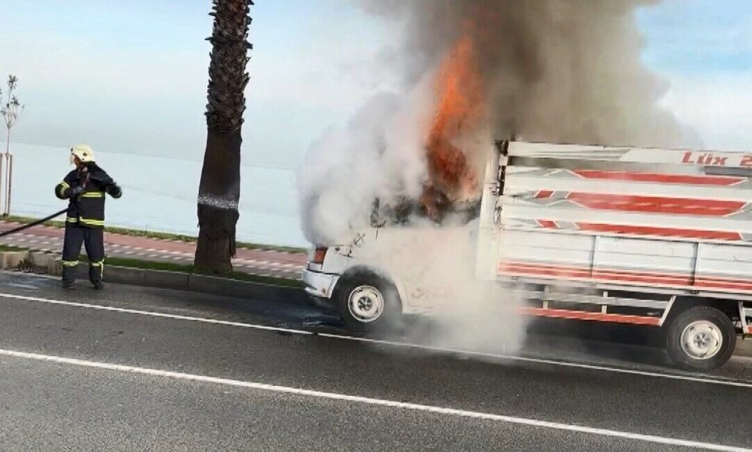 Ordu’da seyir halindeki kamyonetin motor kısmında çıkan yangın, itfaiye ekiplerince