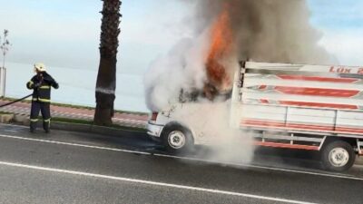 Ordu’da seyir halindeki kamyonetin motor kısmında çıkan yangın, itfaiye ekiplerince