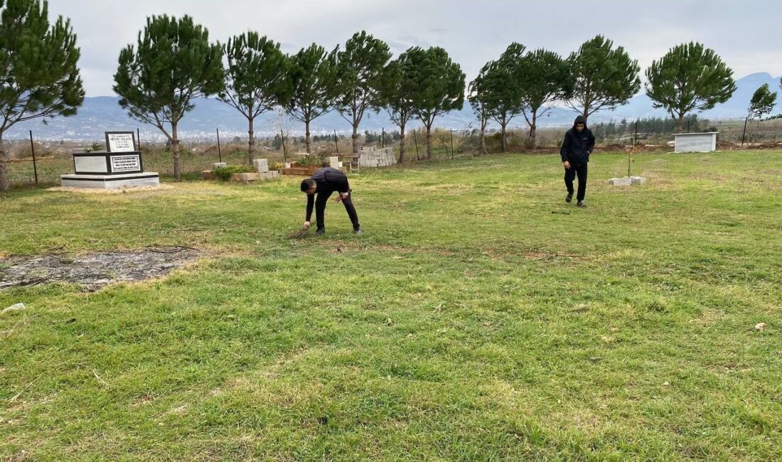 Osmaniye’nin Düziçi ilçesinde gençler, köy mezarlığını imece usulü temizleyerek vefa
