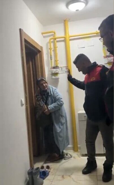 Osmaniye’nin Düziçi ilçesinde kar yağışı nedeniyle mahsur kalan ve yakınlarının