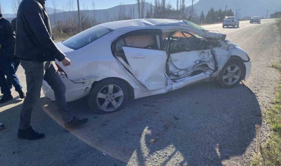 Bilecik’te seyir halindeki otomobilin kontrolden çıkarak traktöre çarpması sonucu meydana