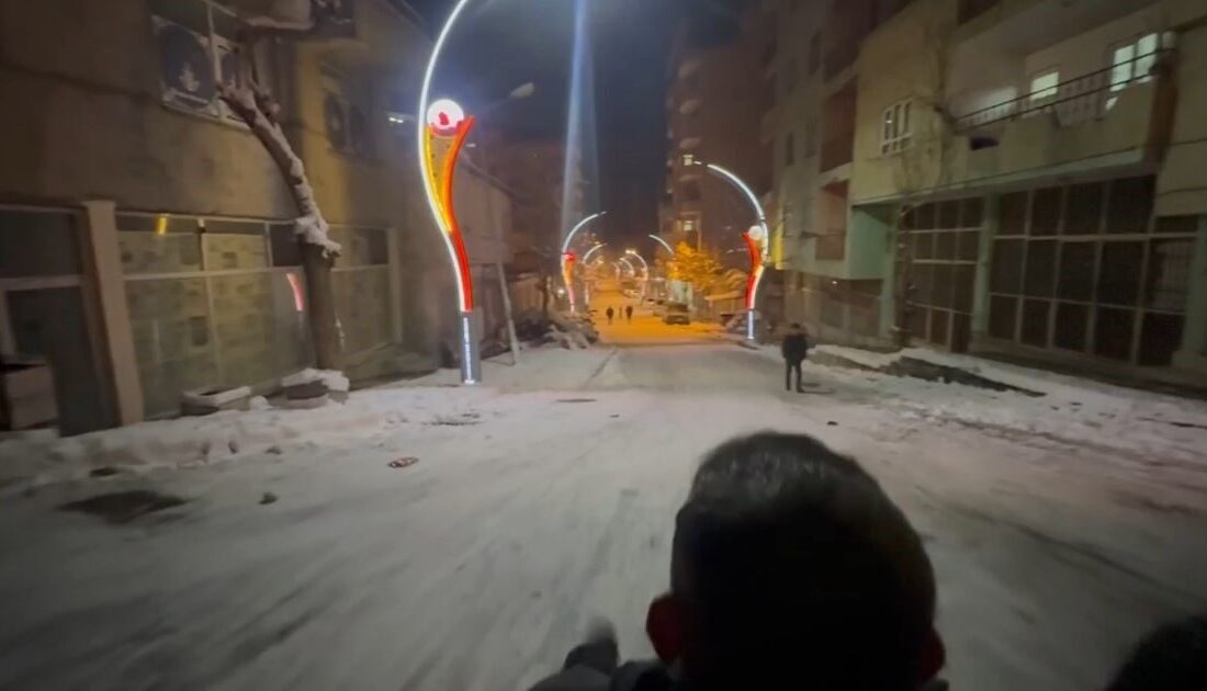 Siirt’in Pervari ilçesinde kar yağışını fırsat bilen çocuklar ve yetişkinler
