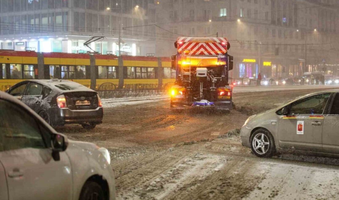 Polonya’nın kuzeyinde Ostroda ilçesindeki S7 otoyolunda yoğun kar yağışı nedeniyle