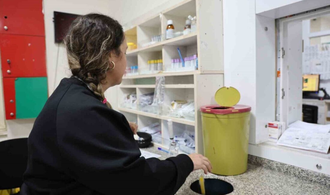 Adana’da sağlık çalışanları, yeni yıla saatler kala hastanelerde görevlerini sürdürerek