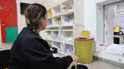 Adana’da sağlık çalışanları, yeni yıla saatler kala hastanelerde görevlerini sürdürerek