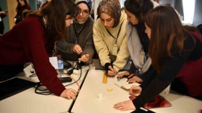 Sakarya Üniversitesinde (SAÜ), öğrencilerin hızlı proje üretme ve girişimcilik yeteneklerini