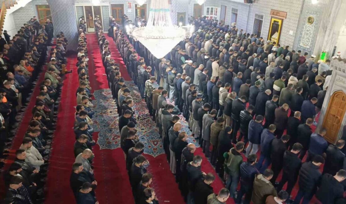 Şanlıurfa’da Regaip Kandili dolayısıyla binlerce vatandaş, Balıklıgöl’deki Dergah Camisi’ne akın