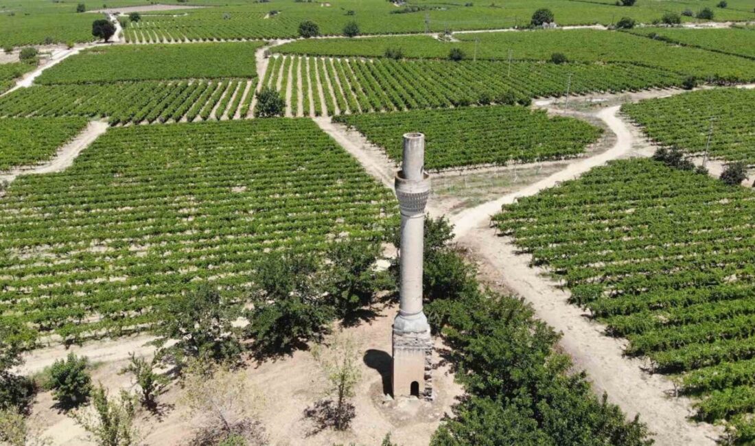 Manisa’nın Sarıgöl ilçesinde, halk arasında ’Kırık Minare’ olarak bilinen ve