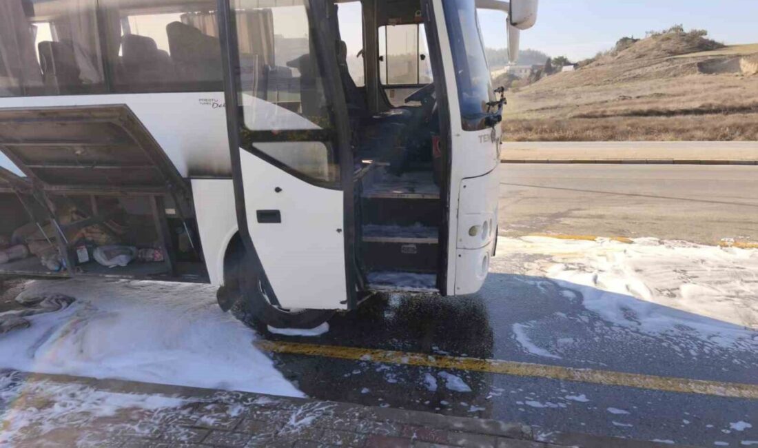 Denizli’de hareket halindeki işçi servisi midibüsü motor kısmından alev aldı.