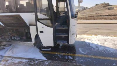 Denizli’de hareket halindeki işçi servisi midibüsü motor kısmından alev aldı.