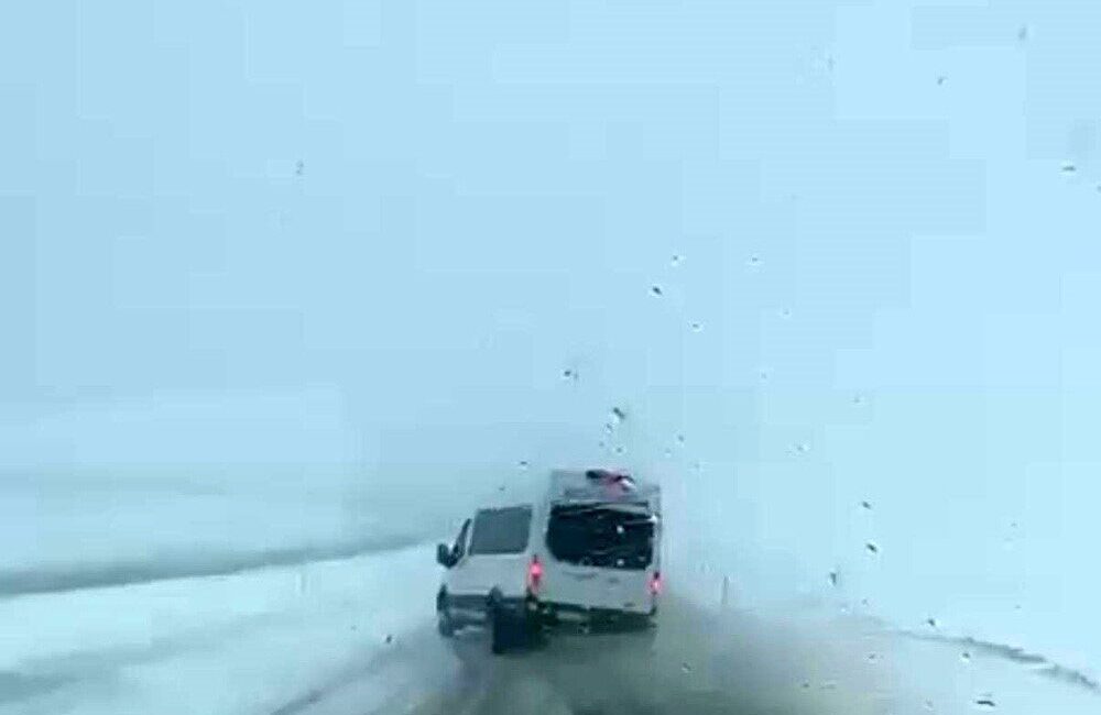 Siirt’in Kurtalan ilçesinde seyir halindeki minibüsün kıl payı atlattığı kaza