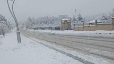 Siirt’te yoğun kar yağışı nedeniyle okullar yarım gün tatil edildi.