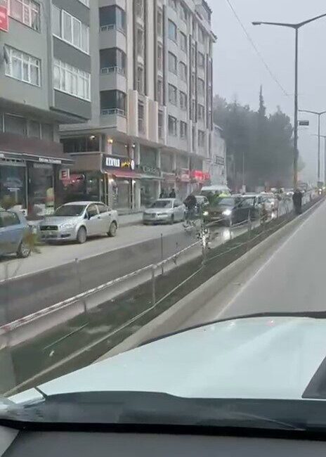 Sinop’un Boyabat ilçesinde yola dökülen madde madde nedeniyle 3 otomobilin