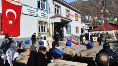 Şırnaklı öğrenciler kitap yazıp imza günü etkinliği düzenledi. Etkinlikte 26