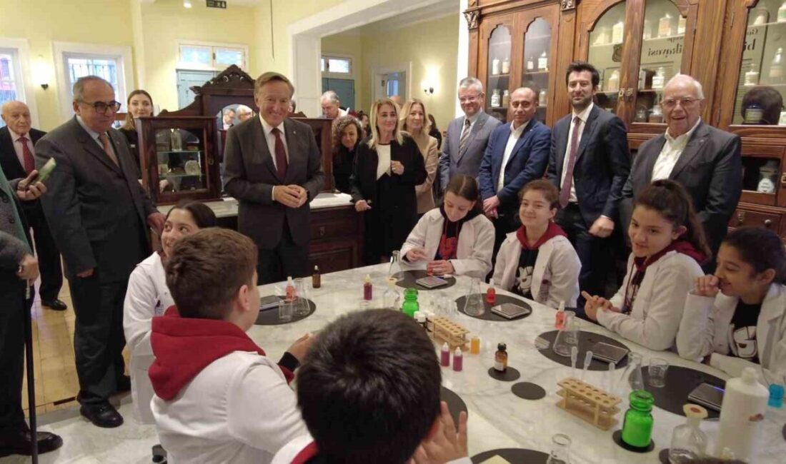 İzmir’in ilk Müslüman Türk eczacılarından Süleyman Ferit Eczacıbaşı’nın meslek hayatını