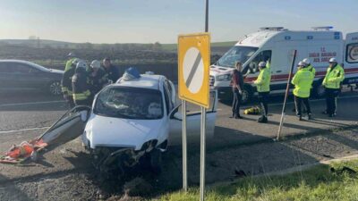 Tekirdağ Çorlu’da kontrolden çıkan otomobilin beton bloğa çarpması sonucu 1’i