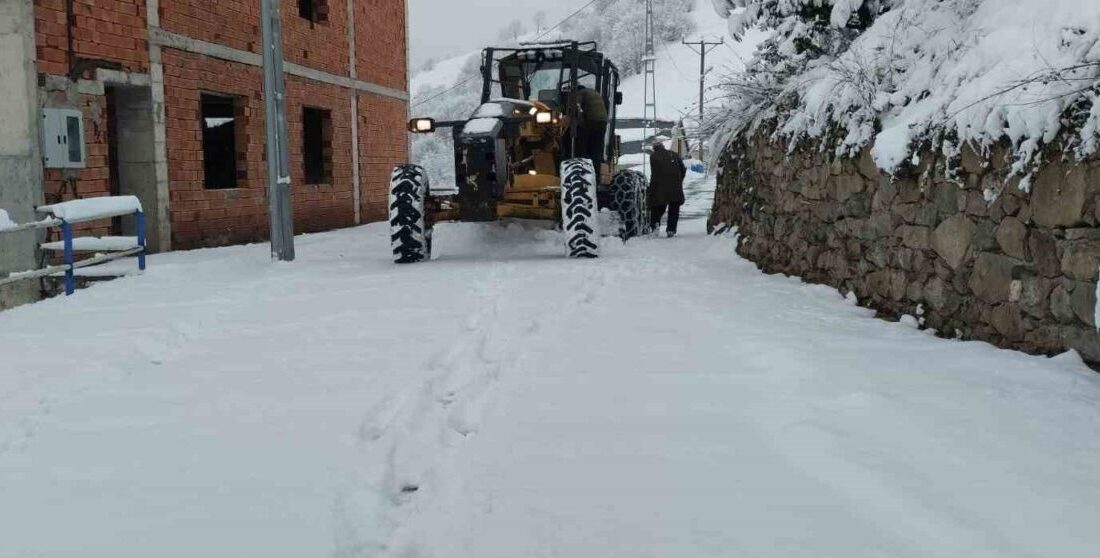 Trabzon Büyükşehir Belediyesi ekipleri, yüksek kesimlerde karla mücadeleyi sürdürürken, acil