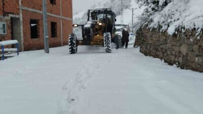 Trabzon Büyükşehir Belediyesi ekipleri, yüksek kesimlerde karla mücadeleyi sürdürürken, acil