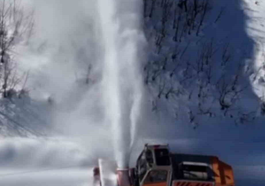 Tunceli genelinde etkili olan yoğun kar yağışı nedeniyle kapanan 135