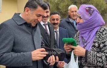 Tunceli Valisi Şefik Aygöl’ün Mazgirt ilçesinde gerçekleştirdiği ziyaret sırasında, yaşlı