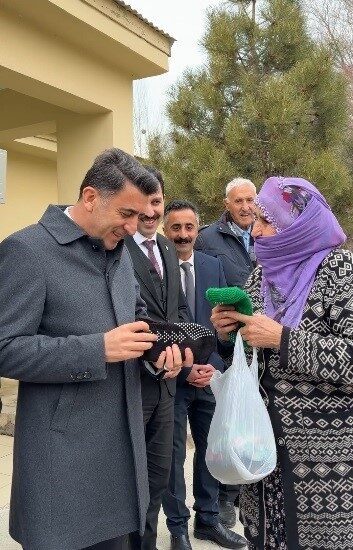 Tunceli Valisi Şefik Aygöl’ün Mazgirt ilçesinde gerçekleştirdiği ziyaret sırasında, yaşlı