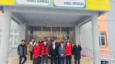 Samsun’un Vezirköprü ilçesinde öğrencilere Türk Kızılay tarafından kış hediyesi takdim