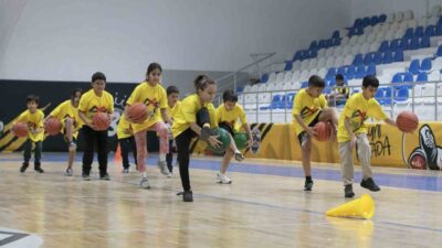 Mersin Büyükşehir Belediyesi tarafından yıl boyunca sürdürülen ücretsiz basketbol kursları,