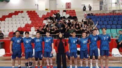 Bilecik’in Bozüyük ilçesinde Kumral Abdal Anadolu Lisesi Erkek Voleybol Takımı,