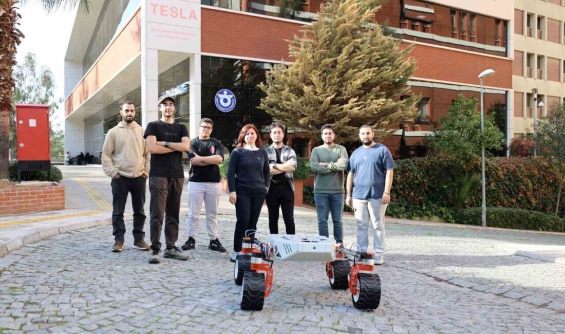 İzmir Ekonomi Üniversitesi (İEÜ) Mühendislik Fakültesi öğrencileri, üzerindeki robotik kol,