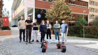 İzmir Ekonomi Üniversitesi (İEÜ) Mühendislik Fakültesi öğrencileri, üzerindeki robotik kol,