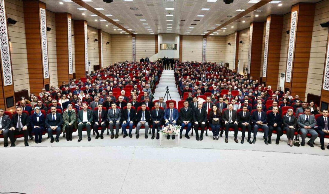 Erzincan Valisi Hamza Aydoğdu, eğitim yöneticileriyle bir araya gelerek gençliğin