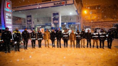 Hakkari Valisi Ali Çelik ve beraberindekiler, ildeki kontrol noktalarında görev