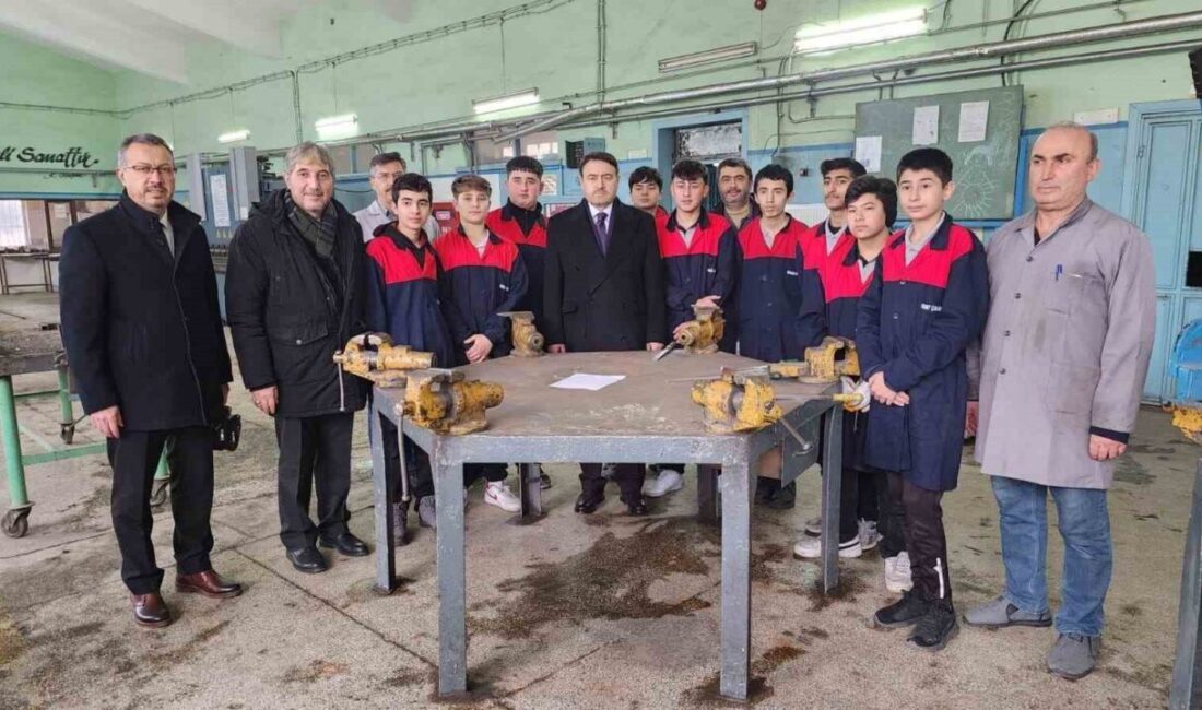 Kütahya Valisi Musa Işın, il protokolü ile birlikte Kütahya Mesleki