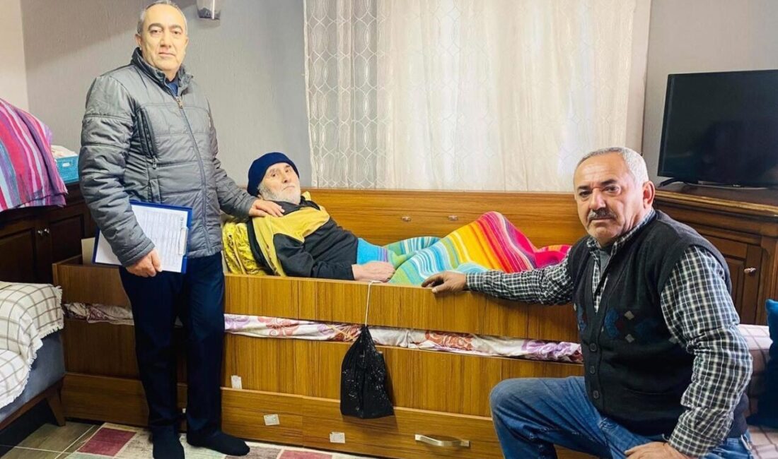 Manisa’nın Sarıgöl ilçesinde İlçe Nüfus Müdürü İlvan Kırdağ, yaşlı ve