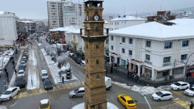 Yozgat’ta yoğun kar yağışı nedeniyle kent merkezi ve bazı ilçelerde