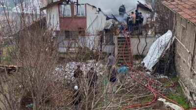 Yozgat’ta 3 katlı bir binanın teras katında çıkan yangın itfaiyenin