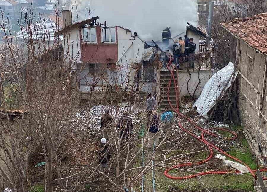Yozgat’ta 3 katlı bir binanın teras katında çıkan yangın itfaiyenin