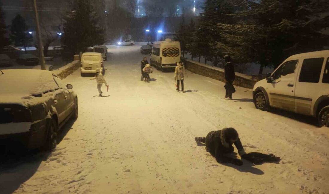 Yozgat’ta akşam saatlerinde etkili olan kar yağışı, cadde ve sokakları