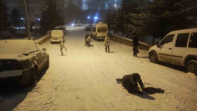 Yozgat’ta akşam saatlerinde etkili olan kar yağışı, cadde ve sokakları